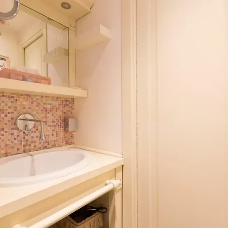 Pantheon Romantic Loft Apartment