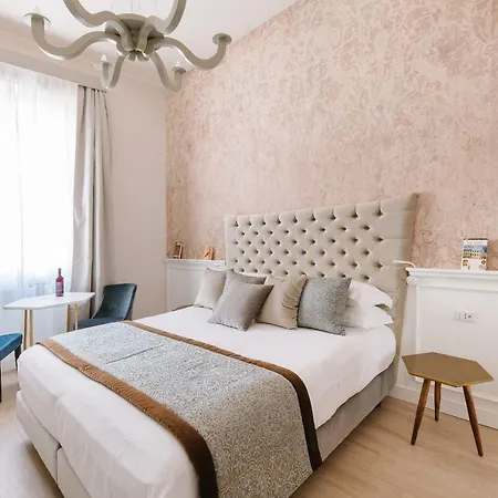 Rhea Silvia Luxury Navona 2*