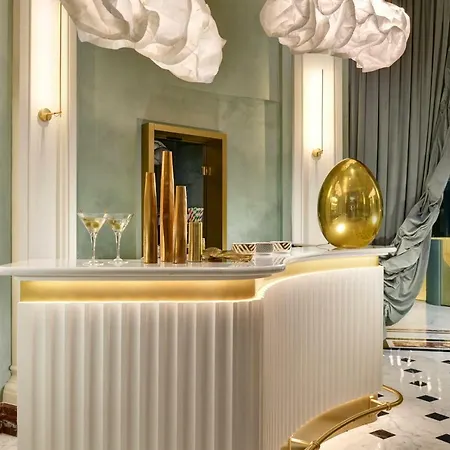 Leon's Place In Hotel