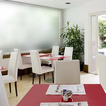 Hotel Hilton Garden Claridge 4*