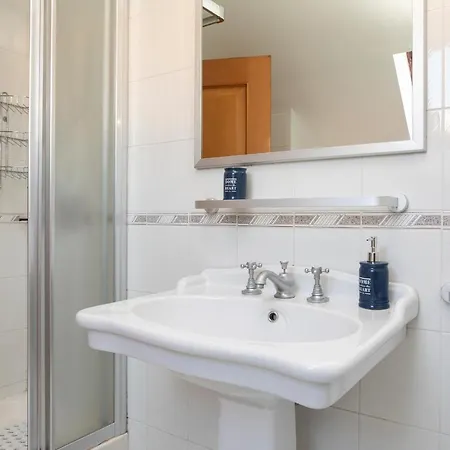 Anagnino White Apartment *