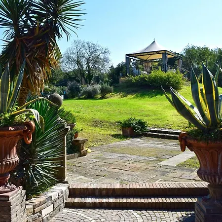 Anaida Villa *
