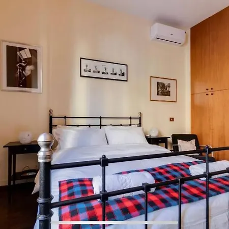 Center Coliseum Apartment *