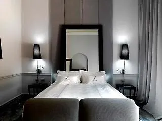Leon's Place In Hotel