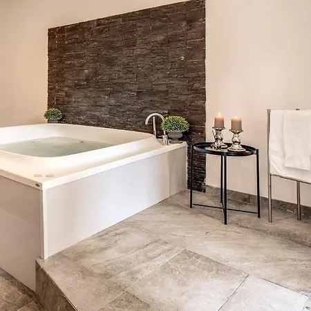 Holiday home Yh Jacuzzi Loft