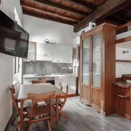 Vicolo Savelli Roma