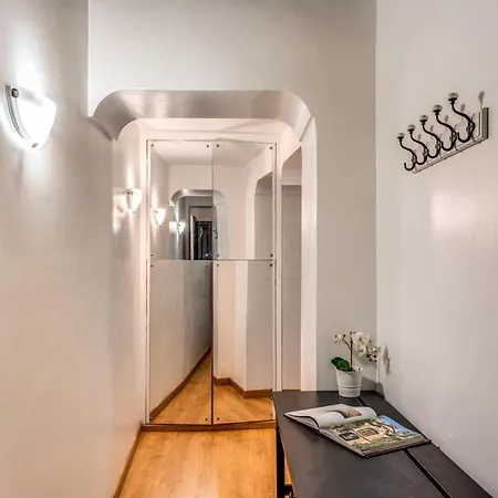 Italianflat- Fontana Di Trevi Апартаменты *