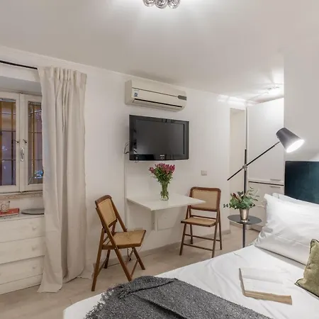 Apartment Basic - 350 M Far From Fontana Di Trevi Rome