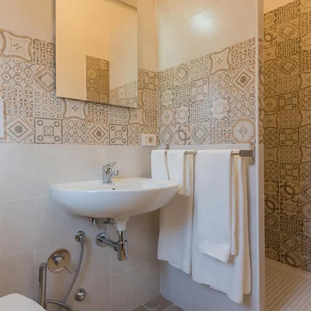 Travelershome Ciampino&Morena Guesthouse *