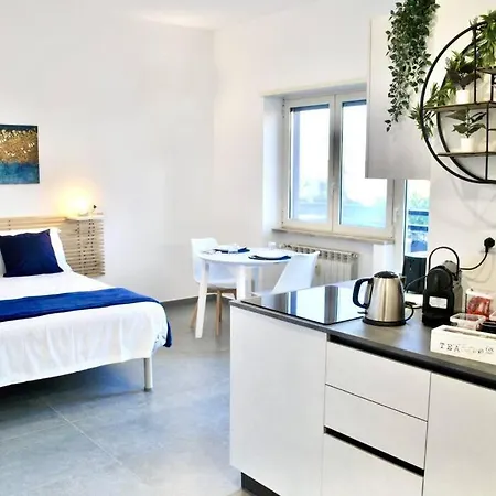 White Mary House For Two People Apartment