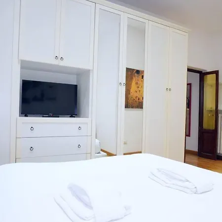 We - Leone - Rome, Vatican Apartment