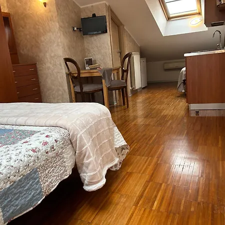Aurelia Garden Gold Bed & Breakfast