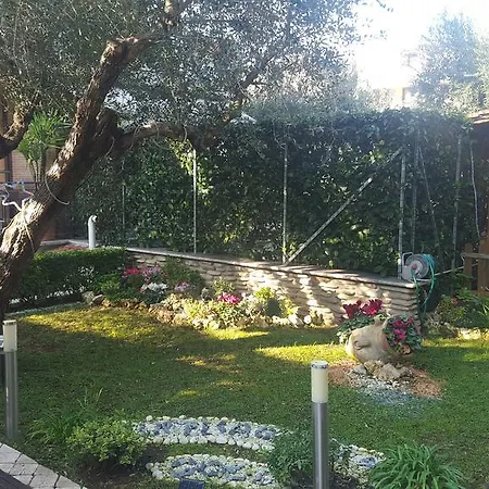 Aurelia Garden Gold Bed & Breakfast