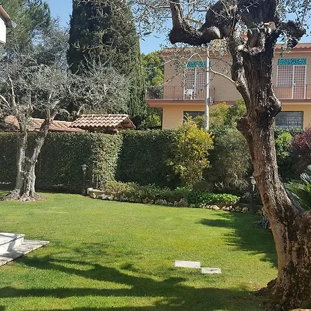 Aurelia Garden Gold Bed & Breakfast