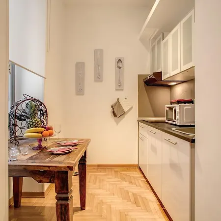 Elegant Behind The Colosseum Apartament *