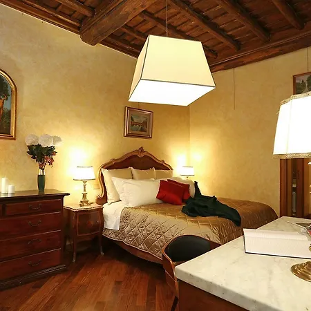 La Casa Dell'orologio Di Palazzo Berardi Rome