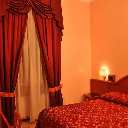 Sandra Hotel *