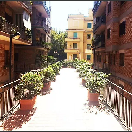 Manuela's Cozy Trastevere Apartment *
