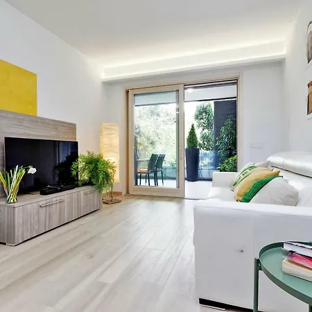 Green Terraced Apartment. 3 Stops From Colosseum *