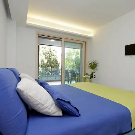 Green Terraced Apartment. 3 Stops From Colosseum Apartment