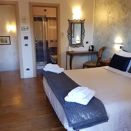 Aurelia Garden Gold Bed & Breakfast