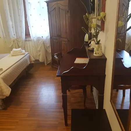 Aurelia Garden Gold Bed & Breakfast
