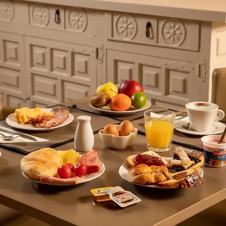 Colosseum Hotel 3*