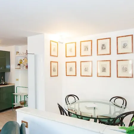 Dora Trevi Apartment *