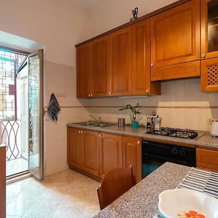 Redseven Apartment *