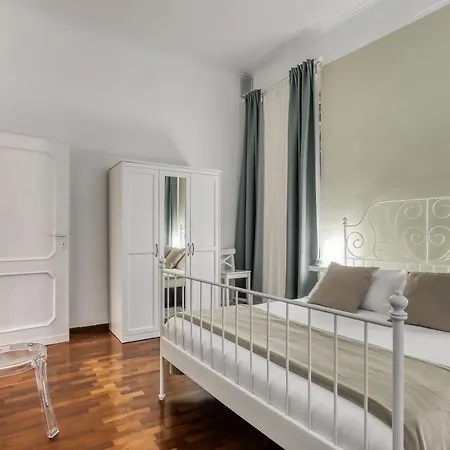 Apartment Atrhome Frattina Luxury Rome