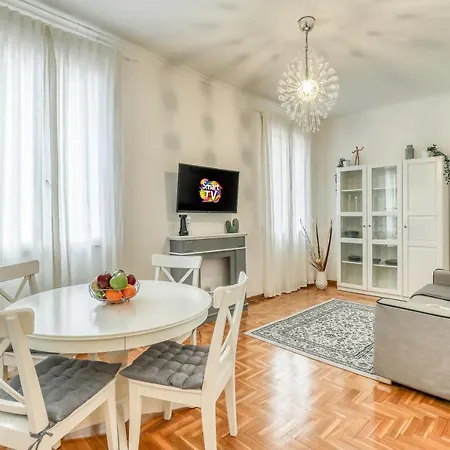 Apartment Atrhome Penthouse Frattina Rome