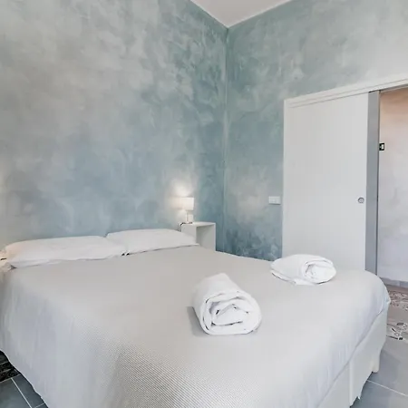 House Piramide Guest house *