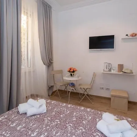 Lovely Nights - Luxury Pensión Roma