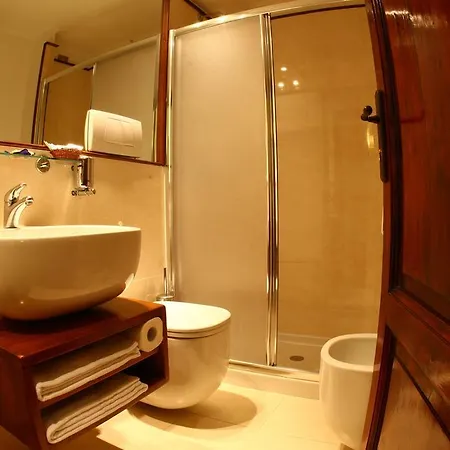 Al Colonnato Di San Pietro Bed & Breakfast 3*