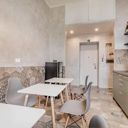 House Piramide Guest house *