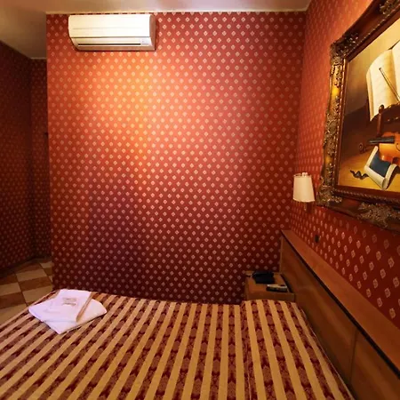 Hollywood Hotel 2*