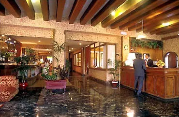 מלון Pinewood 4*