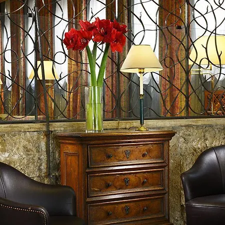 Commodore Hotel 4*