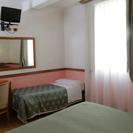 Santa Prassede فندق 2*