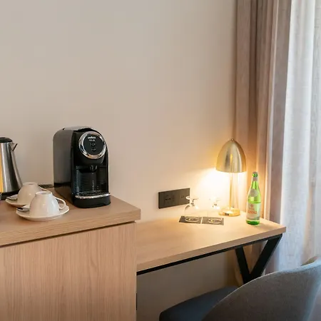 9hotel Cesari Отель