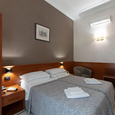 Centro Cavour 3* Rome