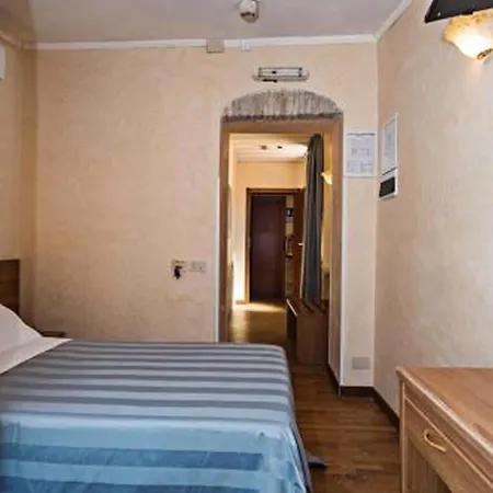 Julia Otel Roma