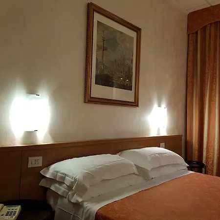 Julia Otel Roma