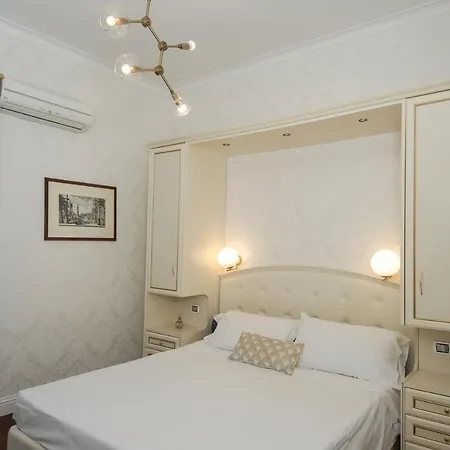 Piccolo Di Piazza Di Spagna بيت ضيافة روما