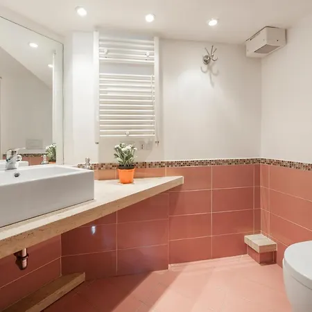 Inviting 3-bed In 4mins To Colosseo