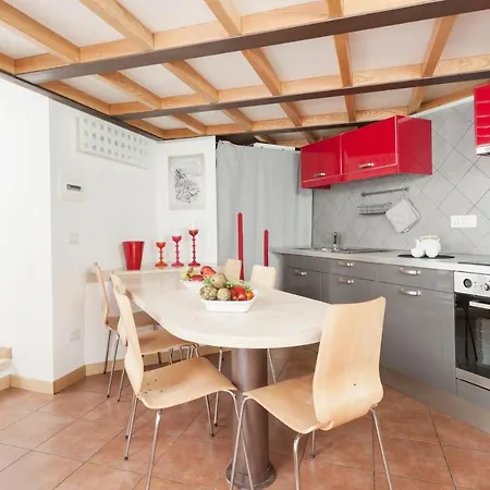 Inviting 3-bed In 4mins To Colosseo *