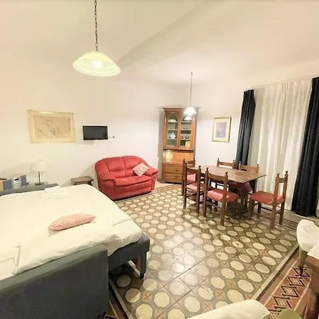 Near Colosseum By Varental 2br + 1sb *