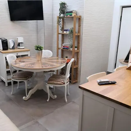 Tuscolo Metro A House * Rom