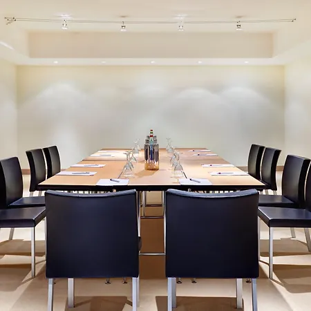 Crowne Plaza St. Peter's By Ihg מלון