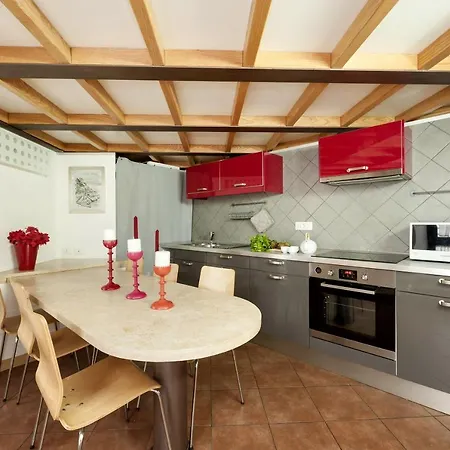 Inviting 3-bed In 4mins To Colosseo Apartment *